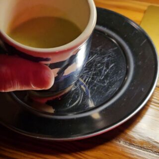 El jueves estuvimos viviendo una experiencia gastronómicas increíble en @amina_bsas , un lugar oculto en en el barrio de Belgrano que mezcla lo rústico con lo moderno. Platos deliciosos y un ambiente que invita a disfrutar de buenas compañías.
Nos tocó probar una sopa de crema de puerro de entrada, seguido por una trucha curada, un plato fuera de carta -que no recuerdo el nombre pero estaba increible- , burrata, ceja de ojo de bife, milhojas de papa, pulpo (en su punto exacto), y unos repollitos de bruselas con una salsa que estaban espectaculares. Dejamos algunos platos para volver porque absolutamente todo merece ser probado. Todo a cargo del Chef Gastón Despessailles.
Claro que degustamos los postres. Uno mejor que el otro: nifu niflan, nemesis de chocolate y un clásico reversionado de queso y dulce.
No me quiero olvidar del bar. Tragos clásicos y otros no tanto, más el asesoramiento de una sommelier para disfrutar de buenos vinos.
Vale la pena vivir la experiencia. Volveremos.
Gracias por la excelente atención.
.
#vino #wine #amina #bar #cocina #kitchen #gastronomía #comida #food #fastfood
.
@marina.allende