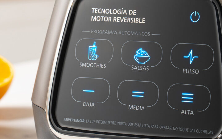 Llegó la nueva licuadora Oster® con motor reversible y pantalla táctil