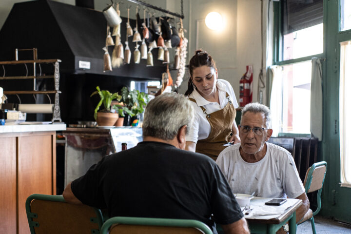 Mondongo & Coliflor, la cantina de barrio que imprime sabor a su esquina en Parque Chacabuco