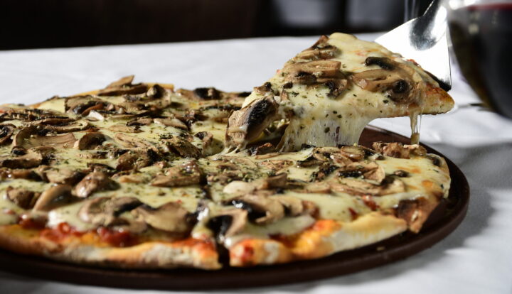 Pizza Cero cumple 40 años ofreciendo pizza la piedra