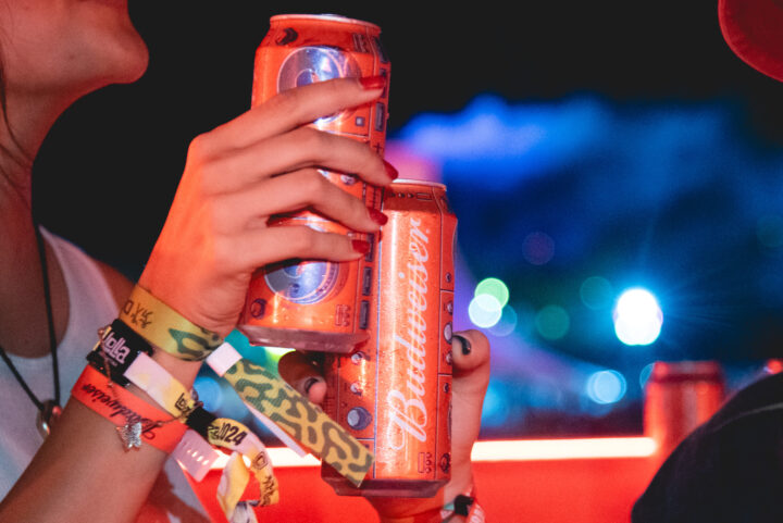Budweiser recrea una escena histórica del Lollapalooza gracias a la IA