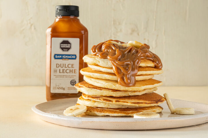 Panqueques de banana y dulce de leche para cocinar en familia