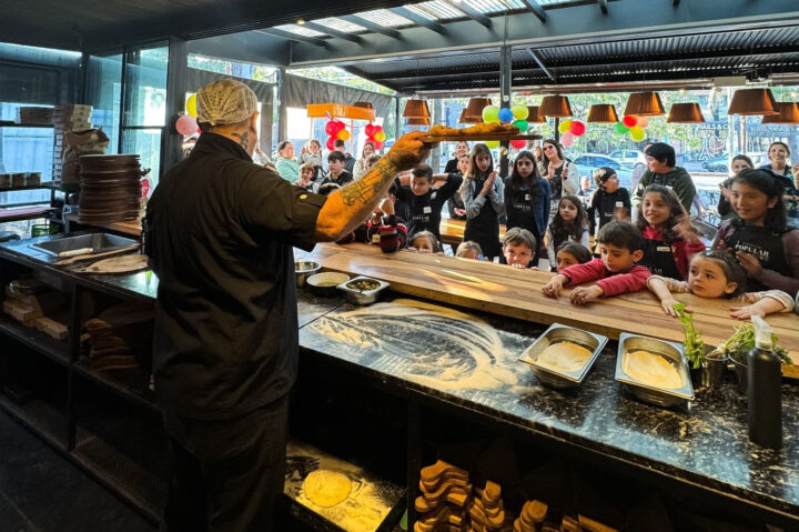 Los más chicos se ponen el delantal en pizzería popular