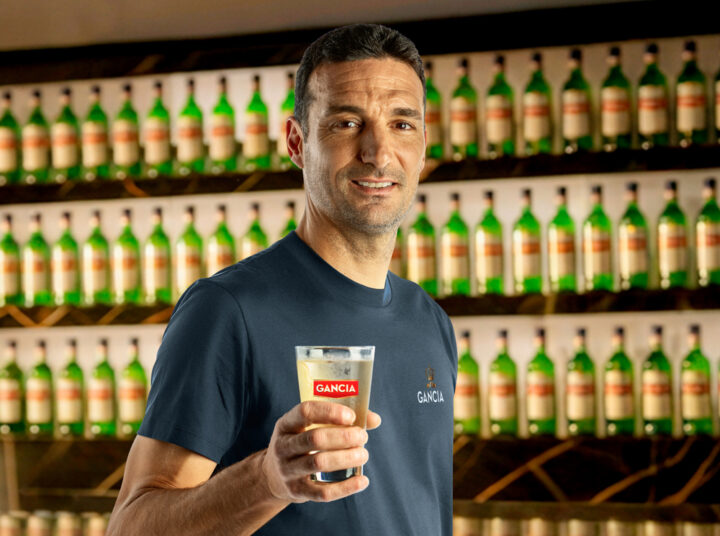 Gancia vuelve a la cancha con Lionel Scaloni y presenta “Camuflado”