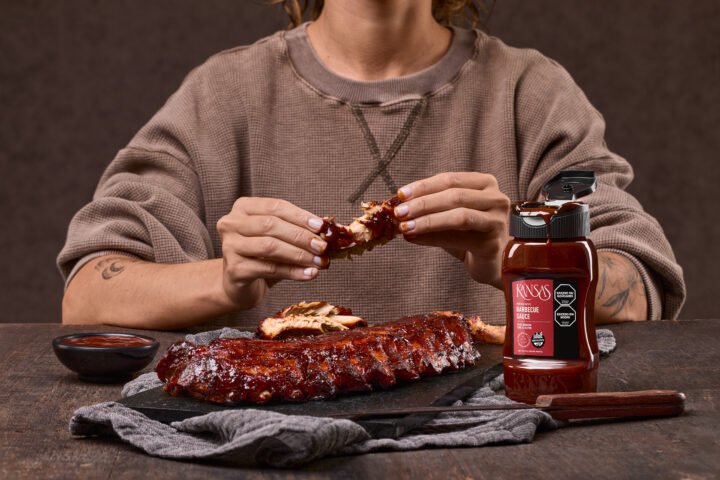 Salsas Kansas celebra el “día de las costillitas ribs” con todo el sabor del bbq americano
