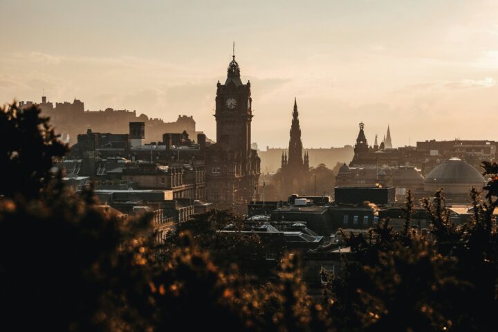 Outlander y la ruta del whisky: VIETUR lanza un viaje grupal por el corazón de Escocia inspirado en la serie y su cultura ancestral