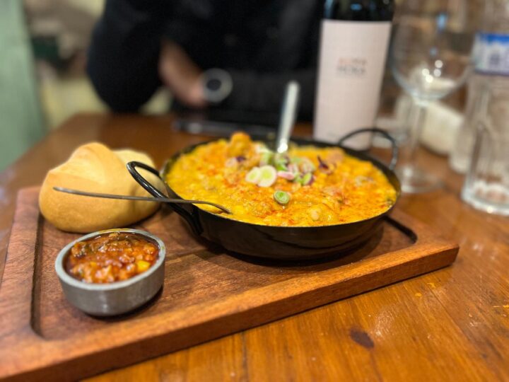La Chancha y Los Veinte celebra el 25 de Mayo con locro y costillar al asador