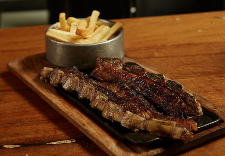 Volver a las brasas: la parrilla vuelve al mediodía urbano y Dandy lo trae a Palermo 
