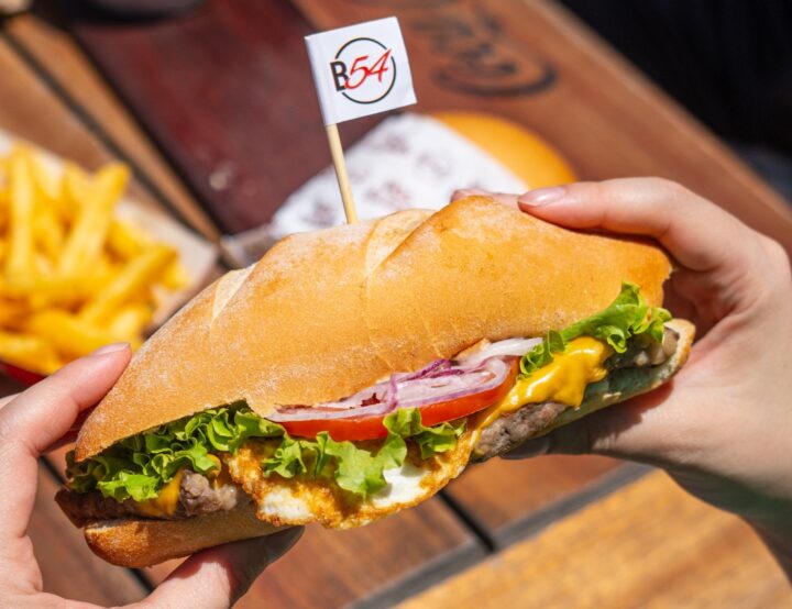 Burger54 celebra el día del amigo con una promoción pensada para compartir