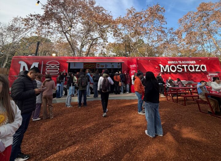 Mostaza acompaña a miles de hinchas en el Fan Fest con activaciones exclusivas