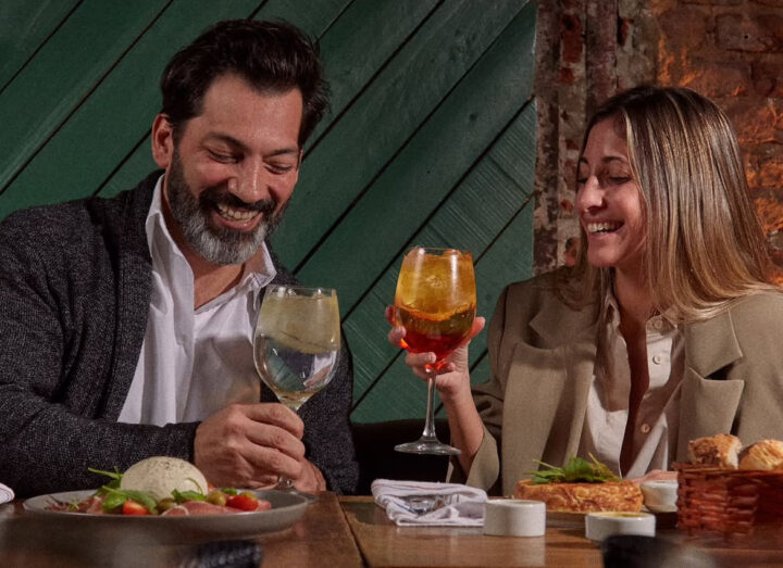 Del delivery al mantel: por qué salir a cenar vuelve a ser el plan favorito de muchos argentinos