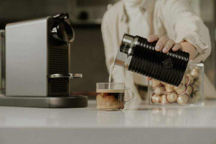 Invierno 2026: cómo armar tu propio «rincón cafetero» en casa y refugiarte del frío