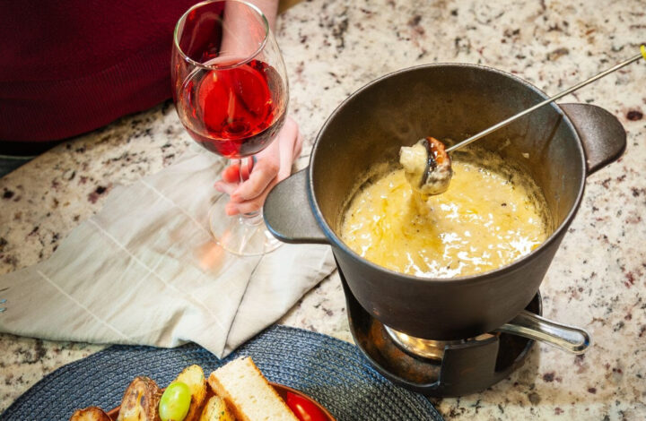 Fondue de queso: el clásico de invierno que gana protagonismo en la mesa de los argentinos