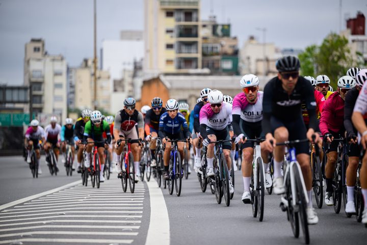 Frutty ratificó su vínculo con el deporte al participar en el Gran Fondo Argentina, que este año sumó a Lionel Scaloni